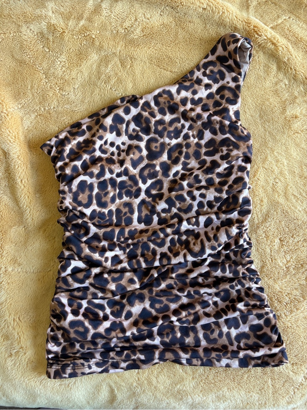 One-Shoulder Leopard Print Ruched Top - Picture 2 of 2